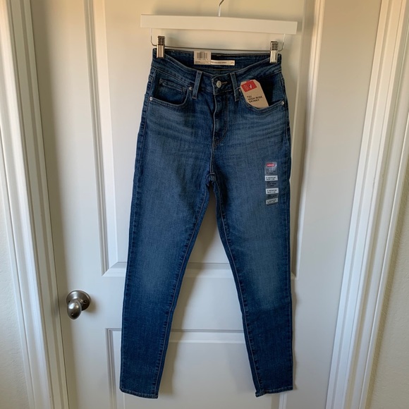 Levi’s 721 high rise skinny jean in medium wash - Picture 5 of 7